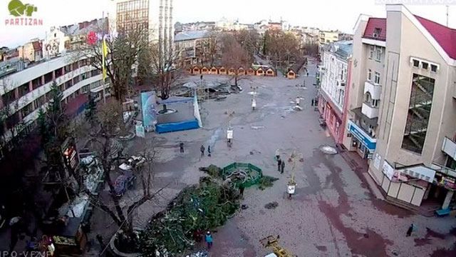 В Івано-Франківську впала головна ялинка міста