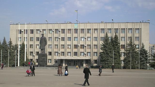 У Слов'янську силовики не дали звалити Леніна У Слов'янську силовики не дали звалити Леніна