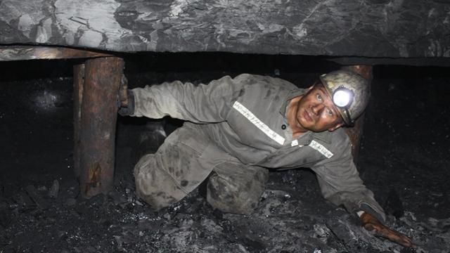 Снаряд влучив у підстанцію в Донецьку, більше 300 шахтарів залишились під землею