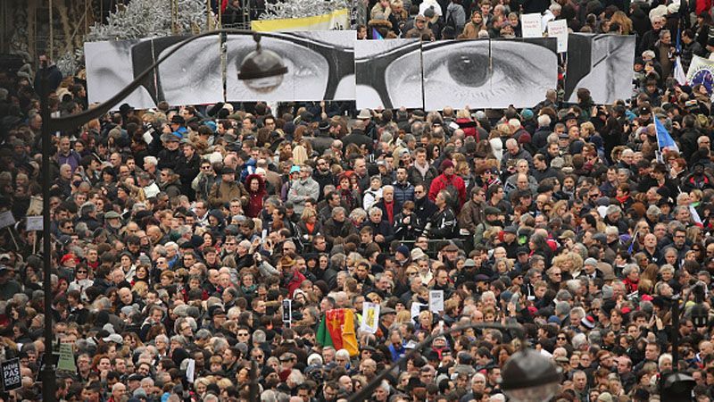 Как Франция и мир чтит память жертв недавних терактов в фотографиях