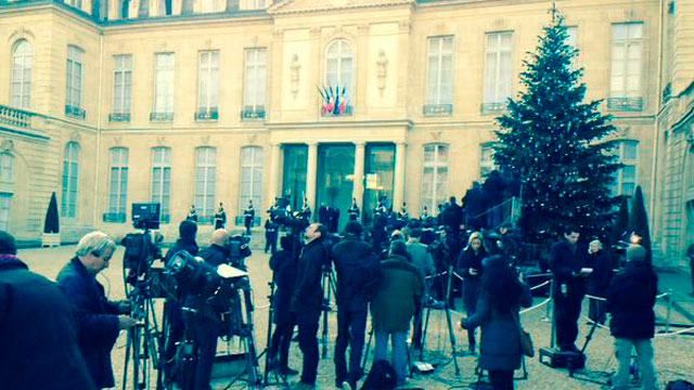 Порошенко в Париже провел встречу с Меркель и Олландом Порошенко в Париже провел встречу с Меркель и Олландом