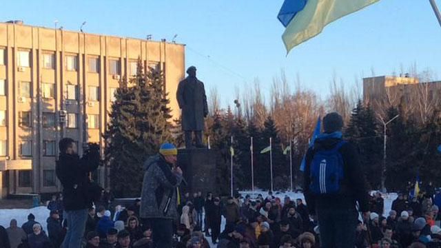 В Славянске снова взялись за Ленина: пенсионер закрыл его собой