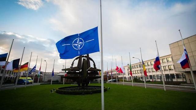 НАТО приспустил флаги в знак солидарности с Францией