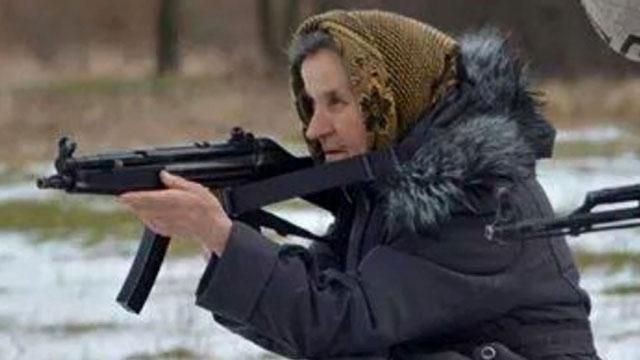 Найактуальніші фото 11 січня: бабуся зі зброєю, батальйон "Донбас" протестує