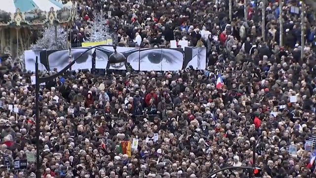 Мусимо об’єднатися, щоби пережити цю трагедію, — учасник паризького маршу