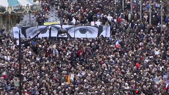 Должны объединиться, чтобы пережить эту трагедию, - участник парижского марша