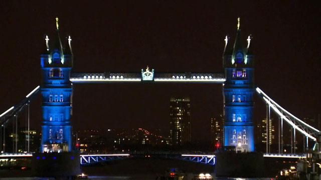 Лондонський Тауер підсвітили кольорами Франції Лондонський Тауер підсвітили кольорами Франції