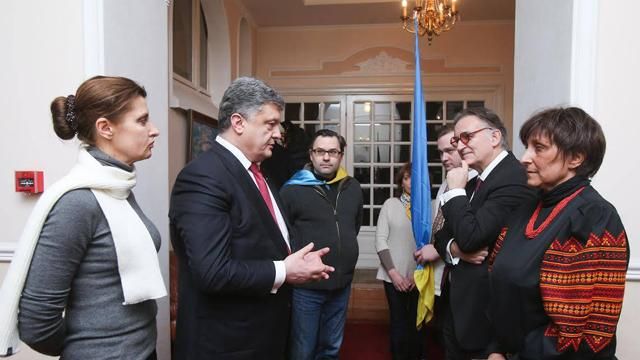 Порошенко зустрівся з українською діаспорою у Франції Порошенко зустрівся з українською діаспорою у Франції