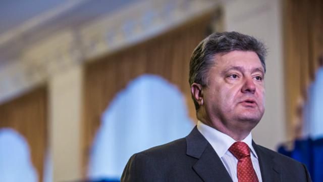 Порошенко первым в Украине получил биометрический паспорт