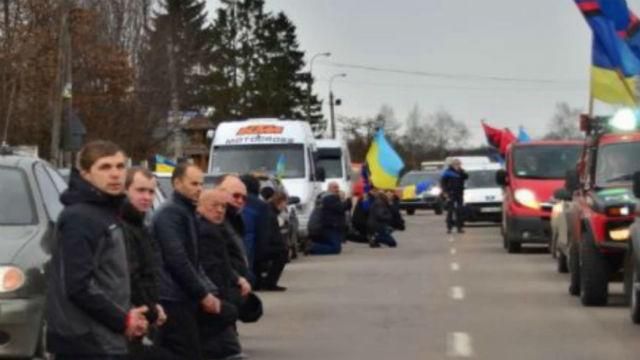 День у фото. Полеглого героя зустрічають навколішках, бійці ховають від обстрілів гусака