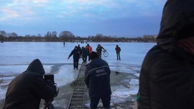 Спасатели ГСЧС сняли с льдины почти три десятка рыбаков