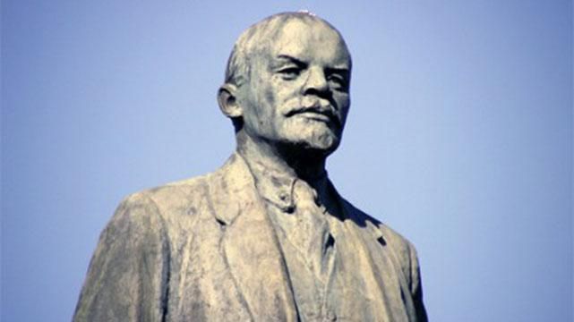 Новосибирский Ленин "одел" розовые трусики и полюбил США
