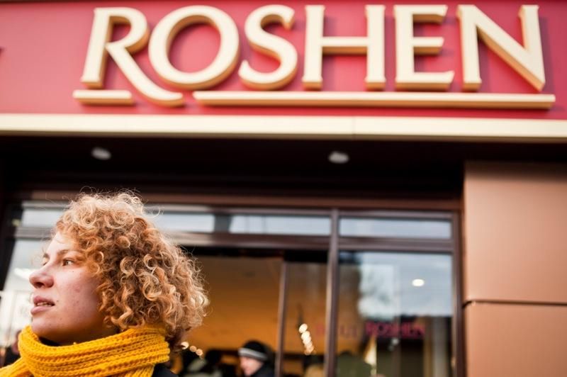 В Киеве пикетировали магазин "Рошен": активисты требовали закрыть фабрику в России