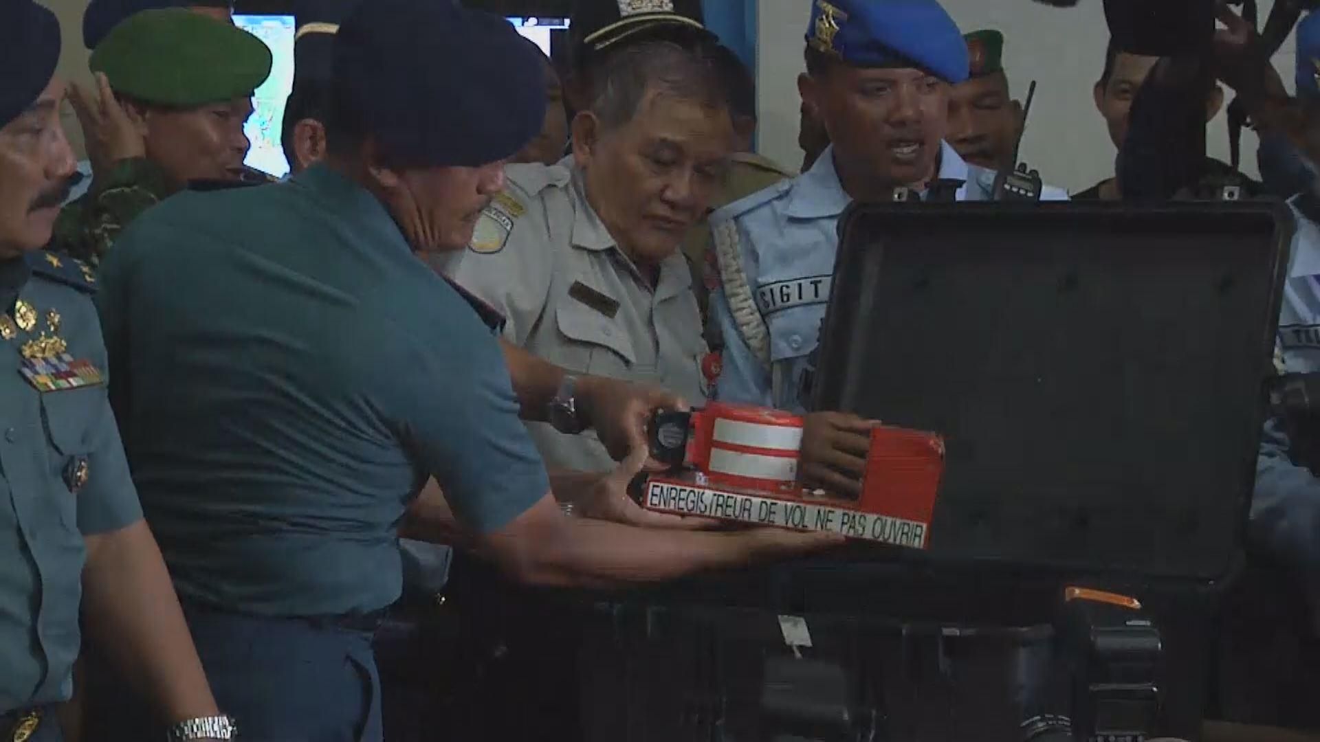 Знайдено чорні скриньки літака AirAsia Знайдено чорні скриньки літака AirAsia