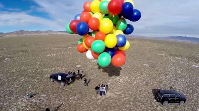 Екстремал піднявся в небо на повітряних кульках