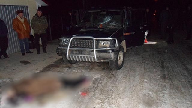 На Буковині джип в’їхав в натовп, загинула жінка На Буковині джип в’їхав в натовп, загинула жінка