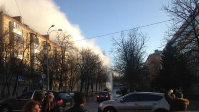 У центрі Києва прорвало тепломагістраль: "фонтан" бив на висоту в 10 метрів 