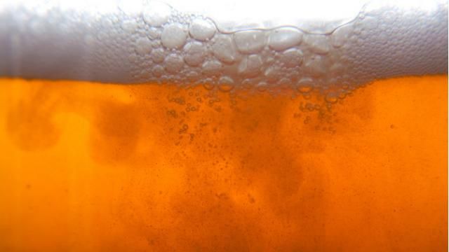 Трудоголікам загрожує алкоголізм, — дослідження