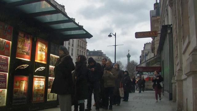 Парижани кілька годин провели у чергах за номером Charlie Hebdo