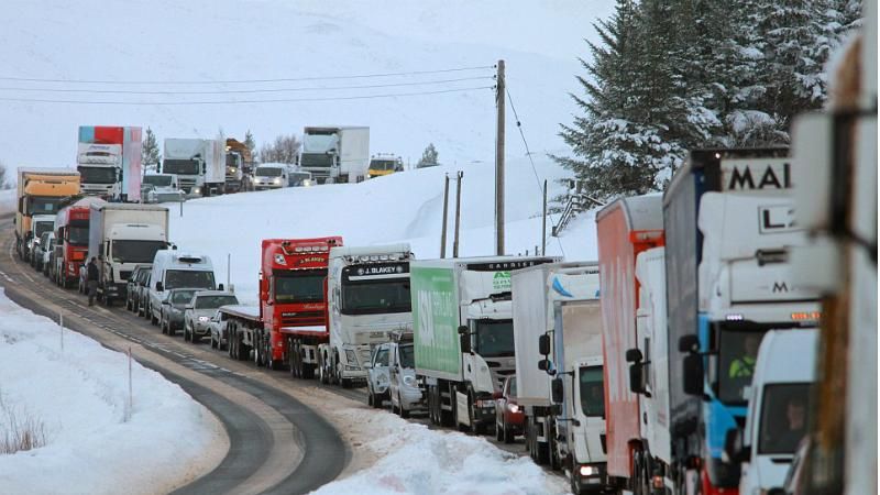 Британія паралізована через сильний снігопад і торнадо Британія паралізована через сильний снігопад і торнадо