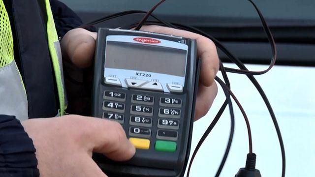 Теперь водители могут оплатить штраф на месте нарушения Теперь водители могут оплатить штраф на месте нарушения