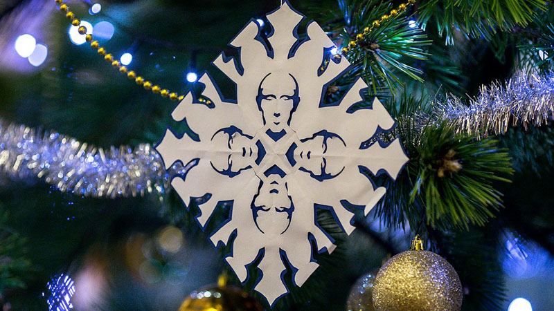 Путіна повісили на ялинці Путіна повісили на ялинці