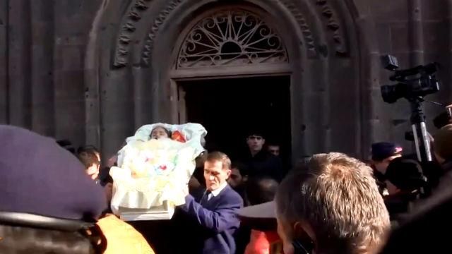 В Армении похоронили семью, убитую российским солдатом