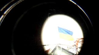 З’явилось відео, як "кіборги" вішають червоно-чорний стяг