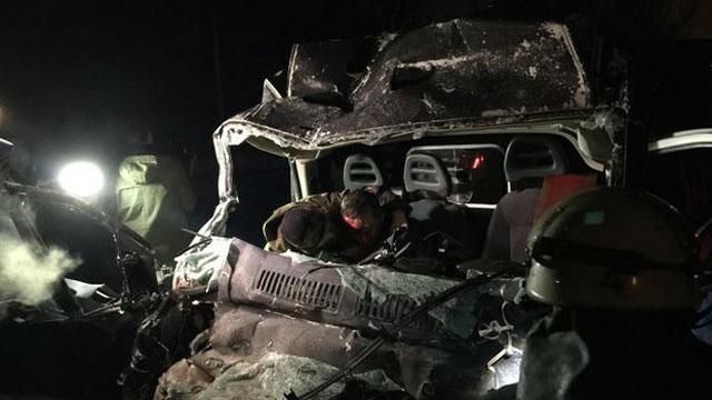 Джип терористів протаранив автобус з людьми: є жертви Джип терористів протаранив автобус з людьми: є жертви