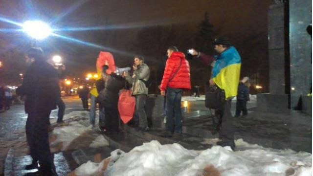 В Харькове в память о погибших под Волновахой запустили небесные фонарики В Харькове в память о погибших под Волновахой запустили небесные фонарики