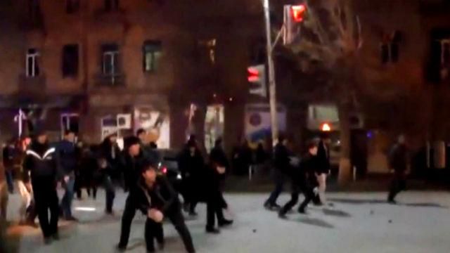 В Армении протесты — активисты жгут флаг РФ и забрасывают полицию камнями