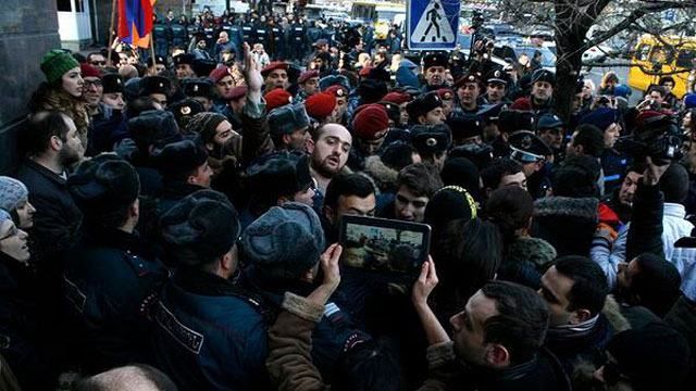 В Армении массовые беспорядки из-за преступления российского солдата (Стрим)