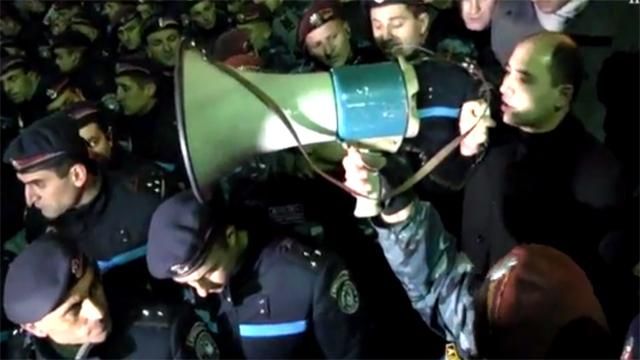 У Вірменії в безладах через злочин російського солдата травмовано 12 осіб У Вірменії в безладах через злочин російського солдата травмовано 12 осіб