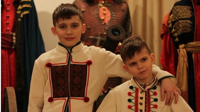 Скрипка показав своїх синів у національному строї