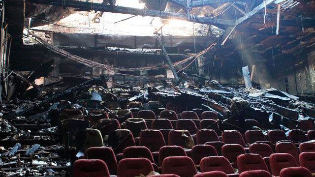 Погорелый кинотеатре "Октябрь" в Киеве продает билеты на будущие сеансы Погорелый кинотеатре "Октябрь" в Киеве продает билеты на будущие сеансы