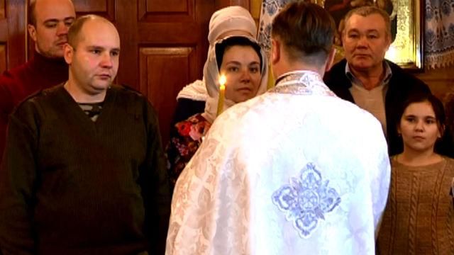 Весілля в час війни. Бійця та волонтерку обвінчав військовий капелан Весілля в час війни. Бійця та волонтерку обвінчав військовий капелан