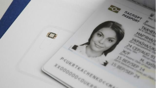 Украинцев предупредили о мошенниках, которые "оформляют" биометрические паспорта