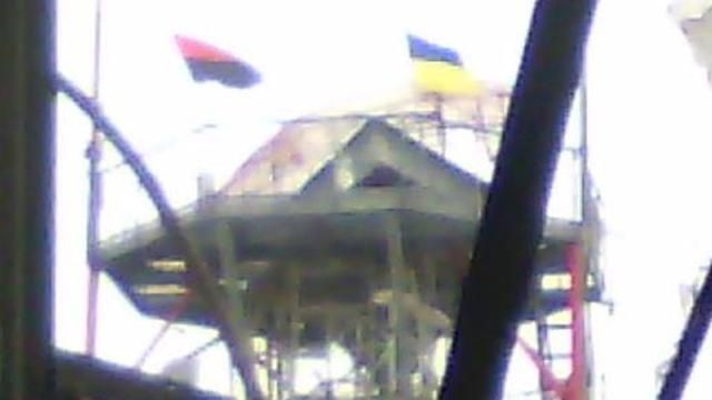 Фото дня: на метеовышке донецкого аэропорта развеваются сине-желтый и красно-черный флаги