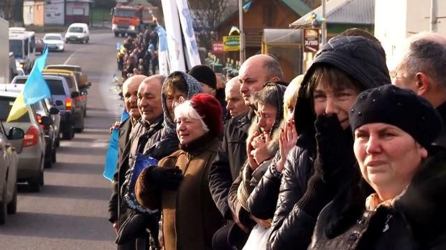 Тіло загиблого зустрічали навколішки