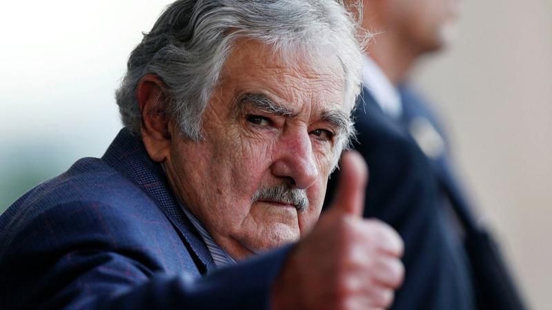 Президент Уругвая подвез на своем авто случайного прохожего