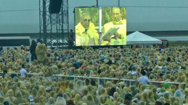 Папа Франциск на Філіппінах відслужив месу під дощем Папа Франциск на Філіппінах відслужив месу під дощем