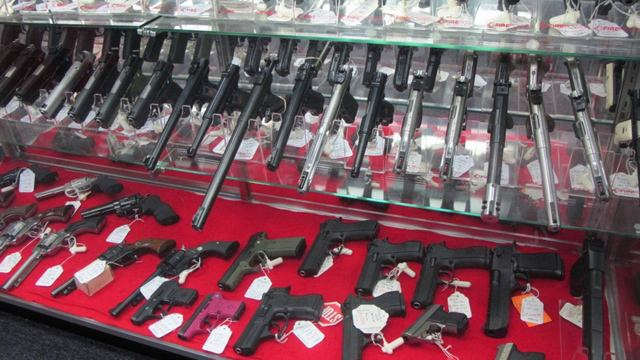 Купить легальное оружие вдвое дороже, чем нелегальное, - эксперт