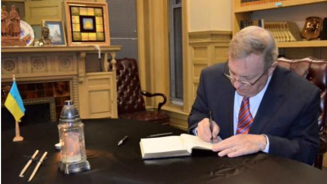 Сенатор США сделал запись в книге соболезнований о трагедии под Волновахой