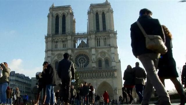 Туристы едут в Париж несмотря на недавние теракты