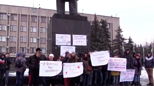 В Славянске с криками “Ленин жив” охраняют памятник коммунисту