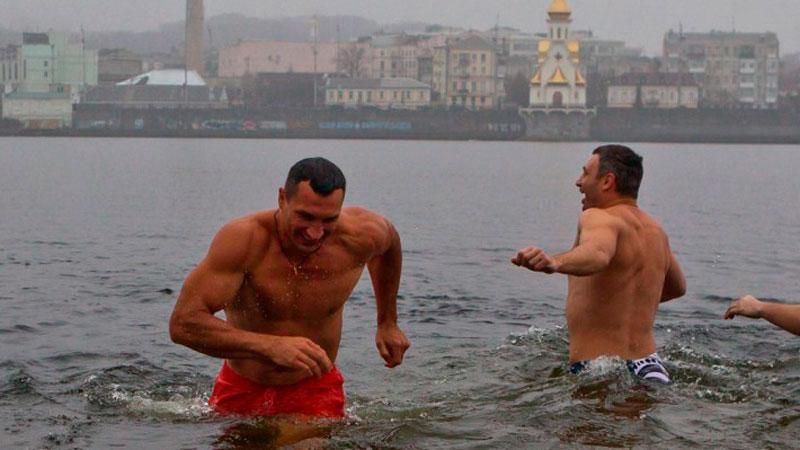 Братья Кличко вместе с киевлянами на Крещение искупались в Днепре