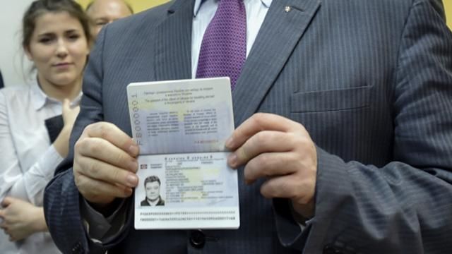 Порошенко говорит, что на новые паспорта уже есть  14 тысяч заявок. В ГМС насчитали всего 8