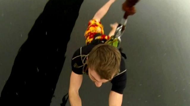 Екстремальне Водохреще. Хлопці стрибнули у Дніпро з 40-метрової висоти Екстремальне Водохреще. Хлопці стрибнули у Дніпро з 40-метрової висоти