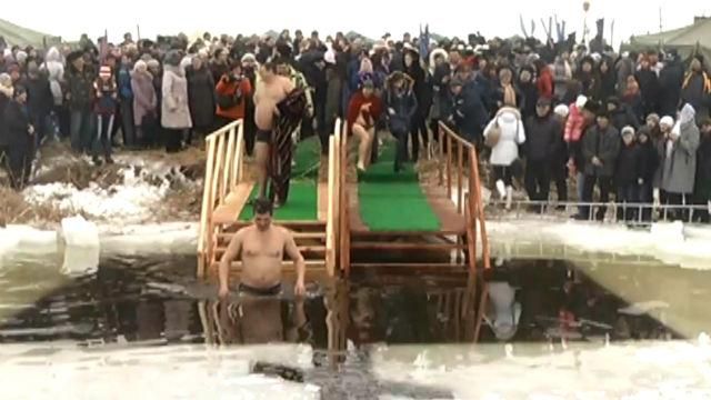 Как бойцы "Днепра-1" в ледяном Азовском море купались Как бойцы "Днепра-1" в ледяном Азовском море купались