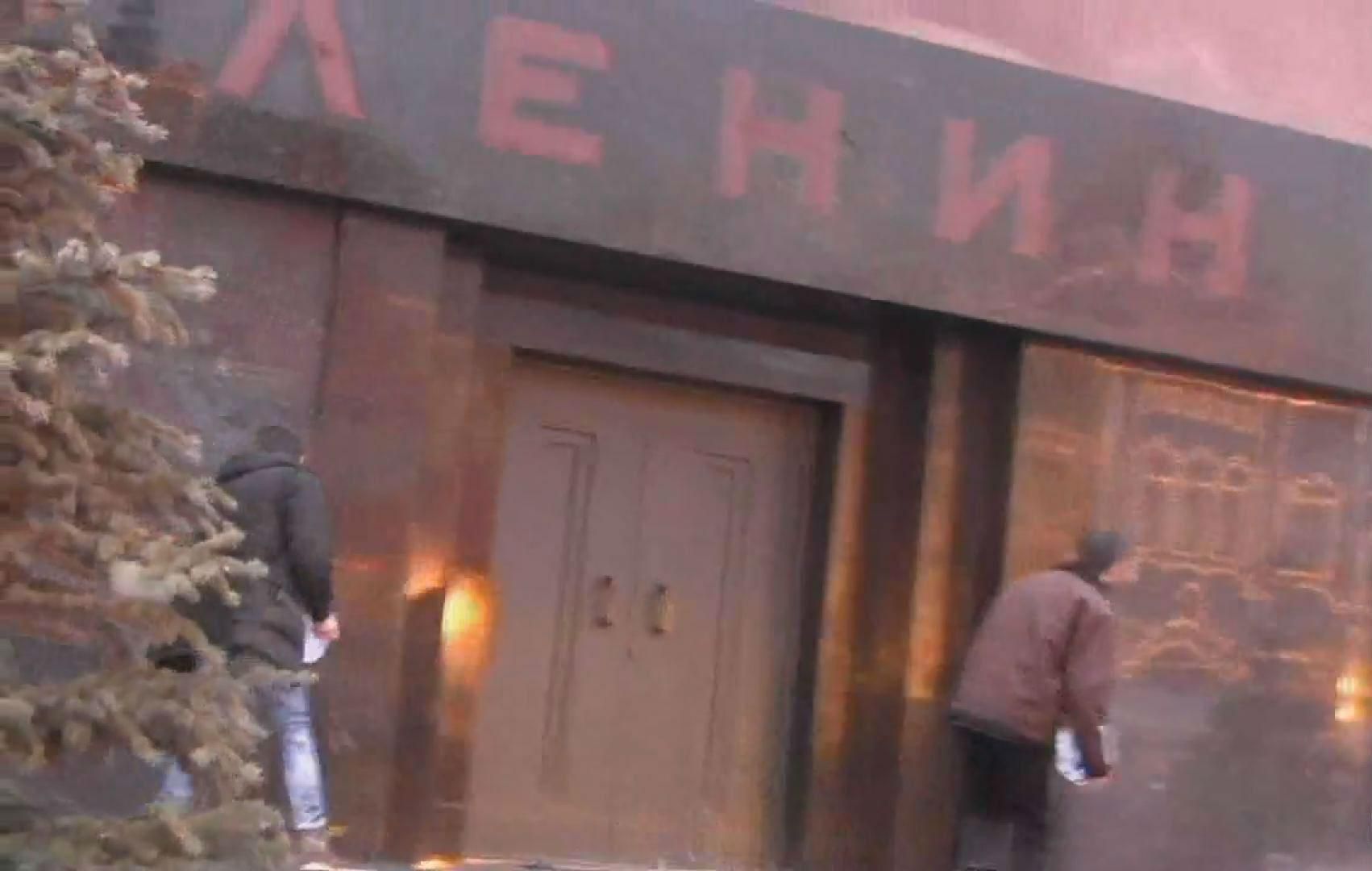 В Москві мавзолей покропили свяченою водою В Москві мавзолей покропили свяченою водою